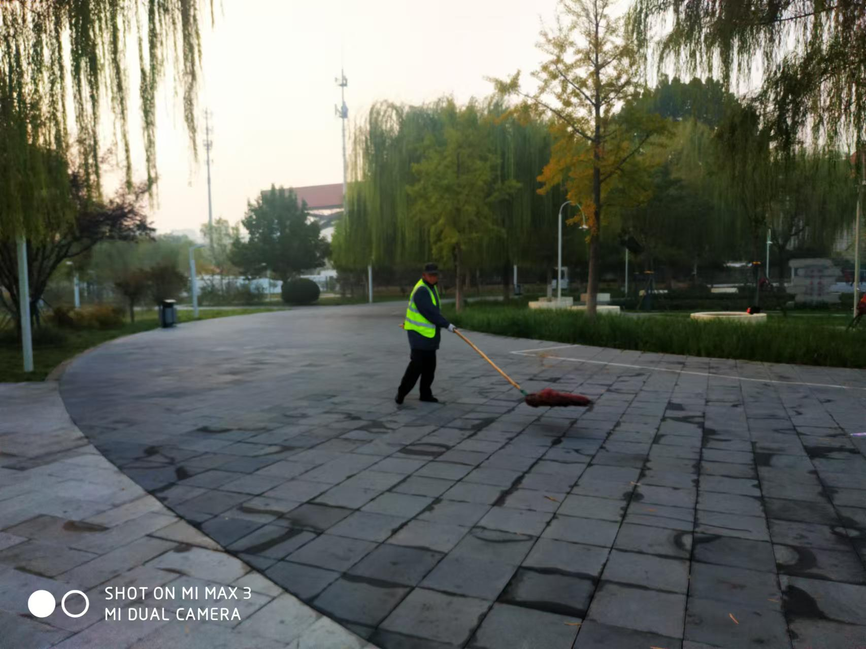 金秋十月，物業(yè)人在公園就最美畫卷